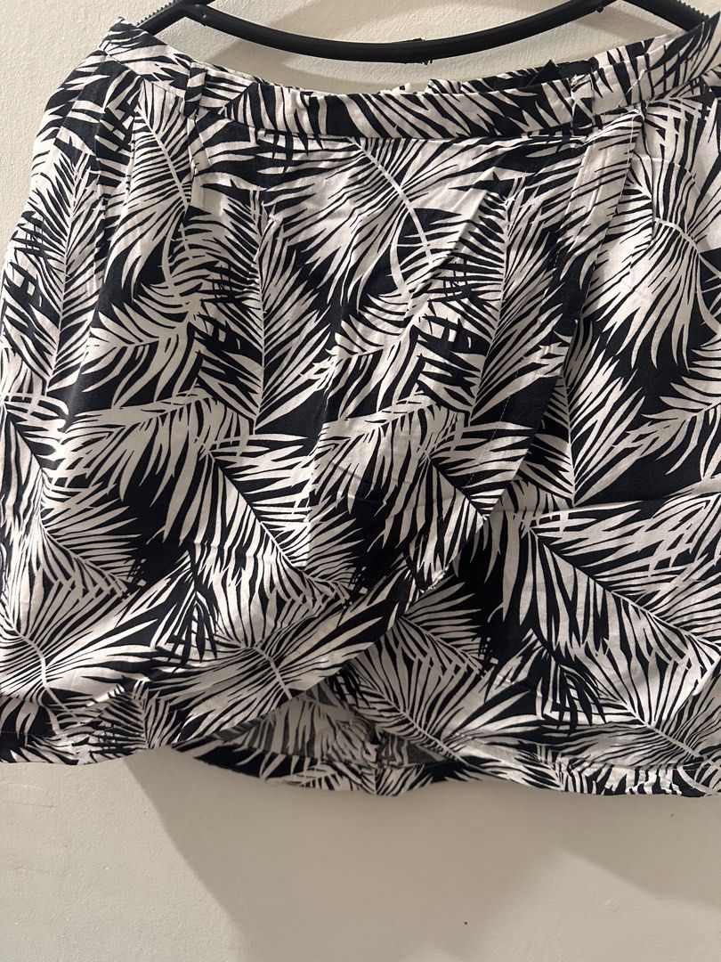 H&M Palm Print Beach Skirt (Category: Skirts) located in Manila. Submitted by readysellgo (Listing ID 1436228082, Image 3). Description: - H&M skirt - Black and white palm leaf print - Wrap style - Size: EUR 36 S-M frame - Great for casual wear or summer vacation.