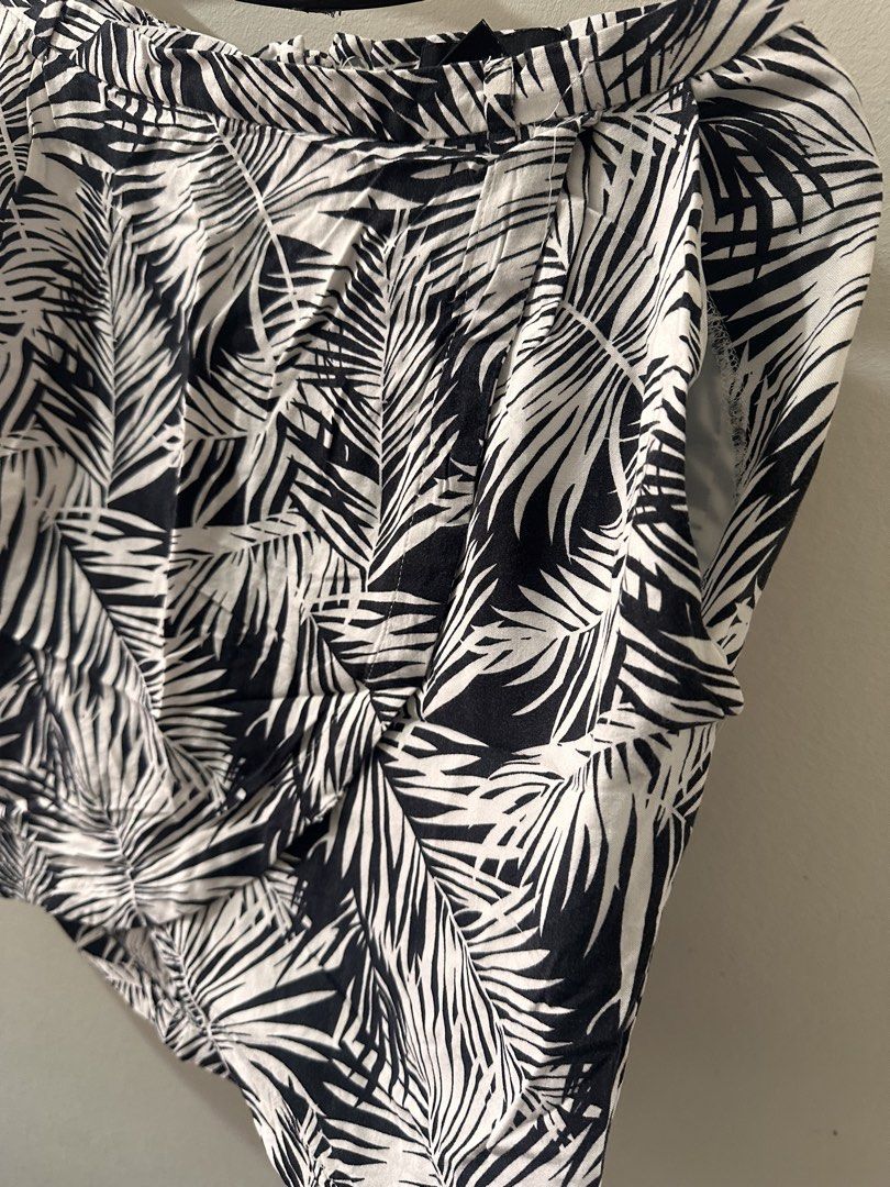 H&M Palm Print Beach Skirt (Category: Skirts) located in Manila. Submitted by readysellgo (Listing ID 1436228082, Image 2). Description: - H&M skirt - Black and white palm leaf print - Wrap style - Size: EUR 36 S-M frame - Great for casual wear or summer vacation.