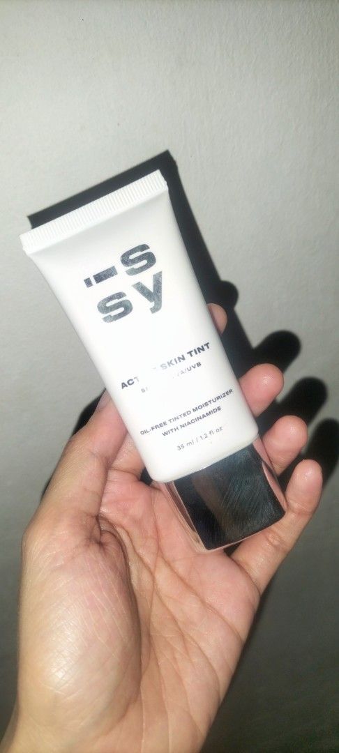 ISSY & Co. Active Skin Tint (Category: Makeup) located in Calamba. Submitted by kristine_29000 (Listing ID 1436205086, Image 1). Description: - ISSY & Co. Active Skin Tint -In the shade: Vanilla -No issue -Used almost 5x (though almost puno pa siya) (sanitized) DECLUTTERING❗ .