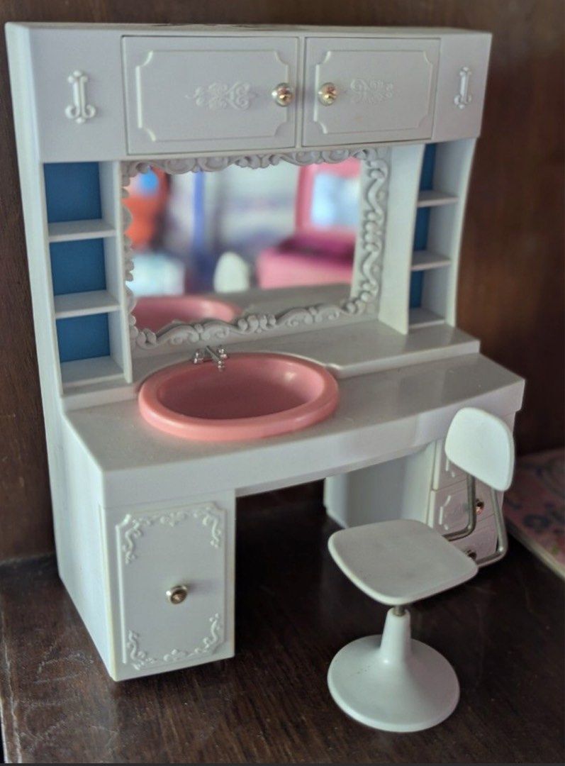 Licca Chan Vanity set (Category: Toys & Games) located in Pasig City. Submitted by xhuming (Listing ID 1436186688, Image 1). Description: .