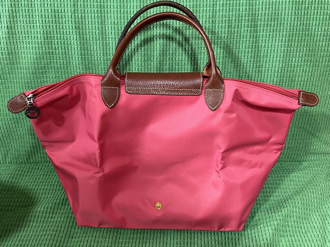 Longchamp Short Handle ( M ) (Category: Luxury Bags & Wallets) located in Quezon City. Submitted by eleven_coleen (Listing ID 1436167351, Image 2). Description: No issues Clean Interior Very good condition .