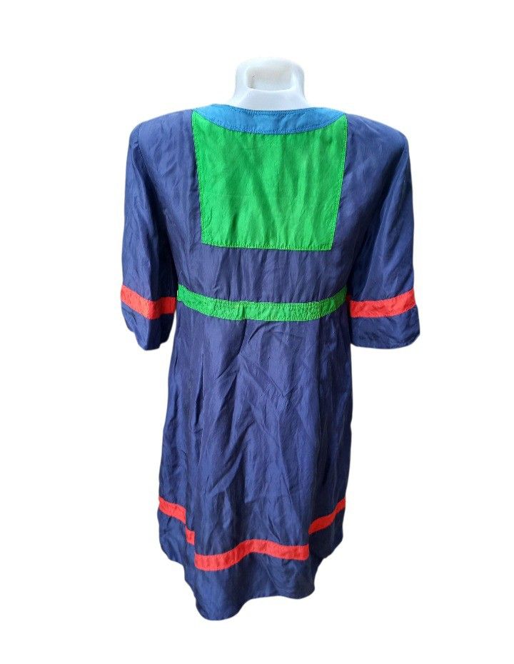 Marc by Marc Jacobs Dress XS (Category: Luxury Apparel) located in Lamut. Submitted by sakosack (Listing ID 1436285084, Image 2). Description: Navy blue dress with green and red accents. Features a tie detail at the neckline and waist. The dress has short sleeves and a relaxed fit. The tag indicates it is size XS. Made by Marc by Marc Jacobs..