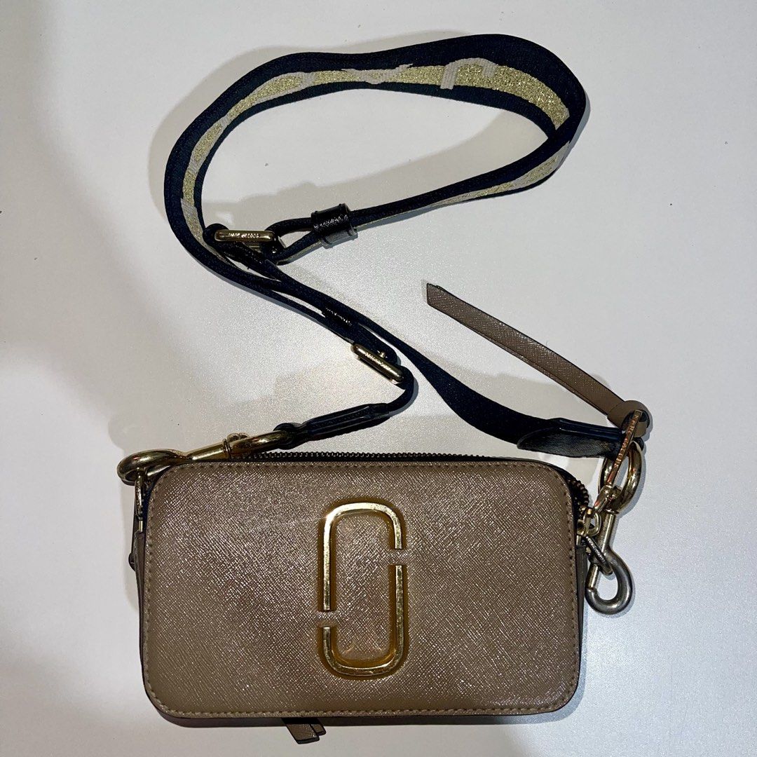 Marc Jacobs sling bag (Category: Cross-body Bags) located in Antipolo. Submitted by hatd0gger (Listing ID 1436223172, Image 1). Description: Pre-loved Marc Jacobs sling bag Price: 4k (negotiable) 🔹The signature bag of Marc Jacobs - Snapshot camera bag 🔹Looks pretty in actual 🔹Strap hardware still shiny (most part not tarnished) 🔹Dimensions: height (4 inches), length (7 inches), width (2.5 inches) 🔹With free half transparent generic dust bag 