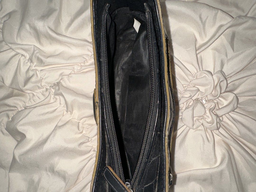 Mini shoulder bag vintage (Category: Shoulder Bags) located in Manila. Submitted by kiks.cjm (Listing ID 1436137092, Image 3). Description: - Vintage mini shoulder bag - Classic design - Textured finish - Perfect for everyday use.