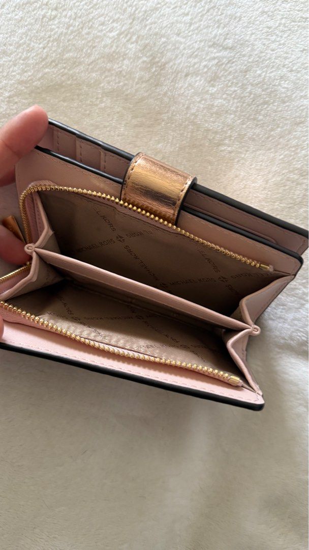 MK Wallet (Category: Luxury Bags & Wallets) located in Paranaque City. Submitted by aneevesereth (Listing ID 1436188632, Image 3). Description: .