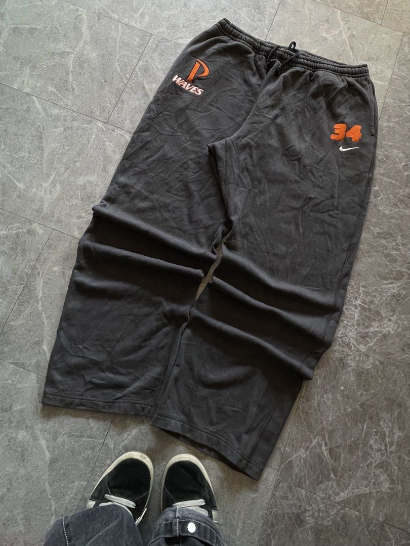 Nike Baggy Sweatpants XXL (Category: Joggers) located in Batangas. Submitted by fezywez (Listing ID 1436278529, Image 1). Description: - Authentic Nike sweatpants - XXL size - Dark gray color - Features "Waves" logo (left leg) and "34" logo with Nike logo (right leg) - Made in Malaysia - Drawstring waist.