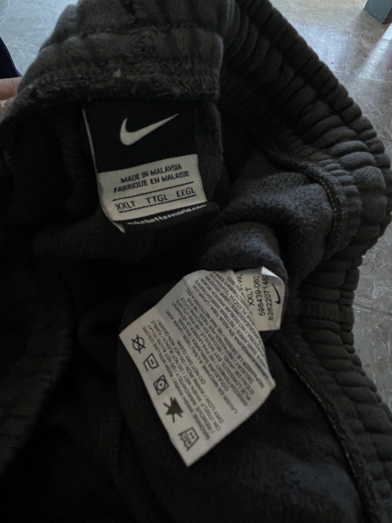 Nike Baggy Sweatpants XXL (Category: Joggers) located in Batangas. Submitted by fezywez (Listing ID 1436278529, Image 2). Description: - Authentic Nike sweatpants - XXL size - Dark gray color - Features "Waves" logo (left leg) and "34" logo with Nike logo (right leg) - Made in Malaysia - Drawstring waist.