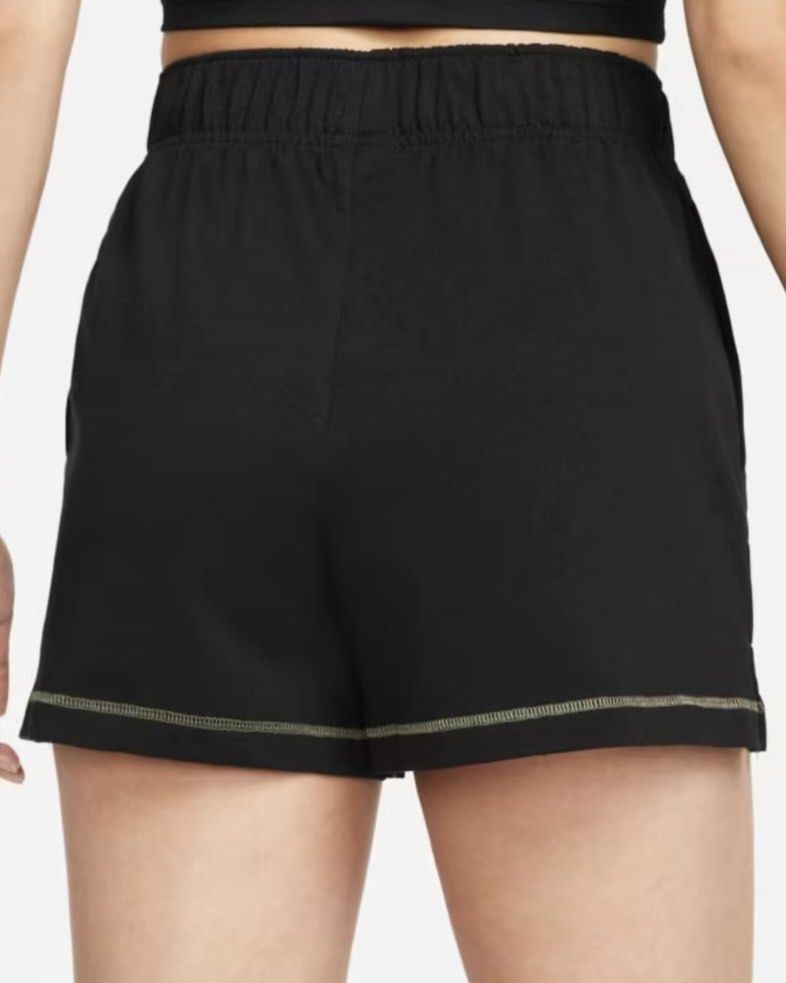 NIKE Sweatshort Icon Clash [BLACK] (Category: Shorts) located in Pasig City. Submitted by truffles613 (Listing ID 1436272381, Image 2). Description: .