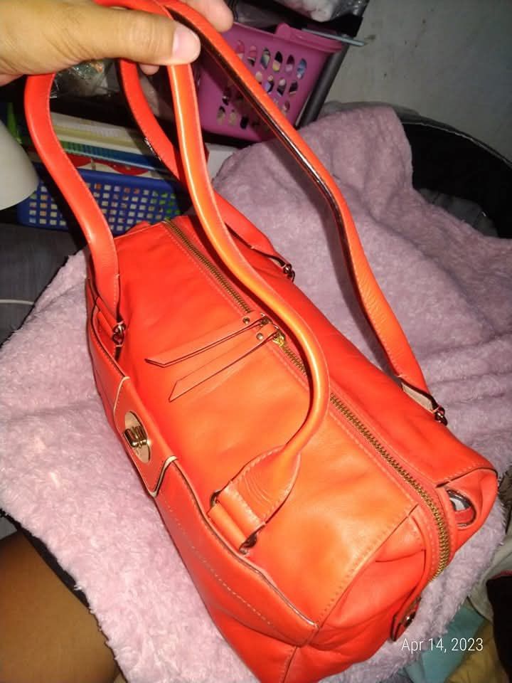 Original Kate Spade Shoulder Bag Hampton Road Collection (Category: Luxury Bags & Wallets) located in Pasig City. Submitted by nyca1989 (Listing ID 1436256537, Image 3). Description: 🧡 Original Kate Spade Shoulder Bag Hampton Road Collection Medium size | Vibrant “flame red” leather ✨ In excellent condition – well kept SRP: $398/18,000-23,000 💸 Yours for only 1,500! Feel free to negotiate! Open to reasonable haggling. Let’s meet halfway and mak