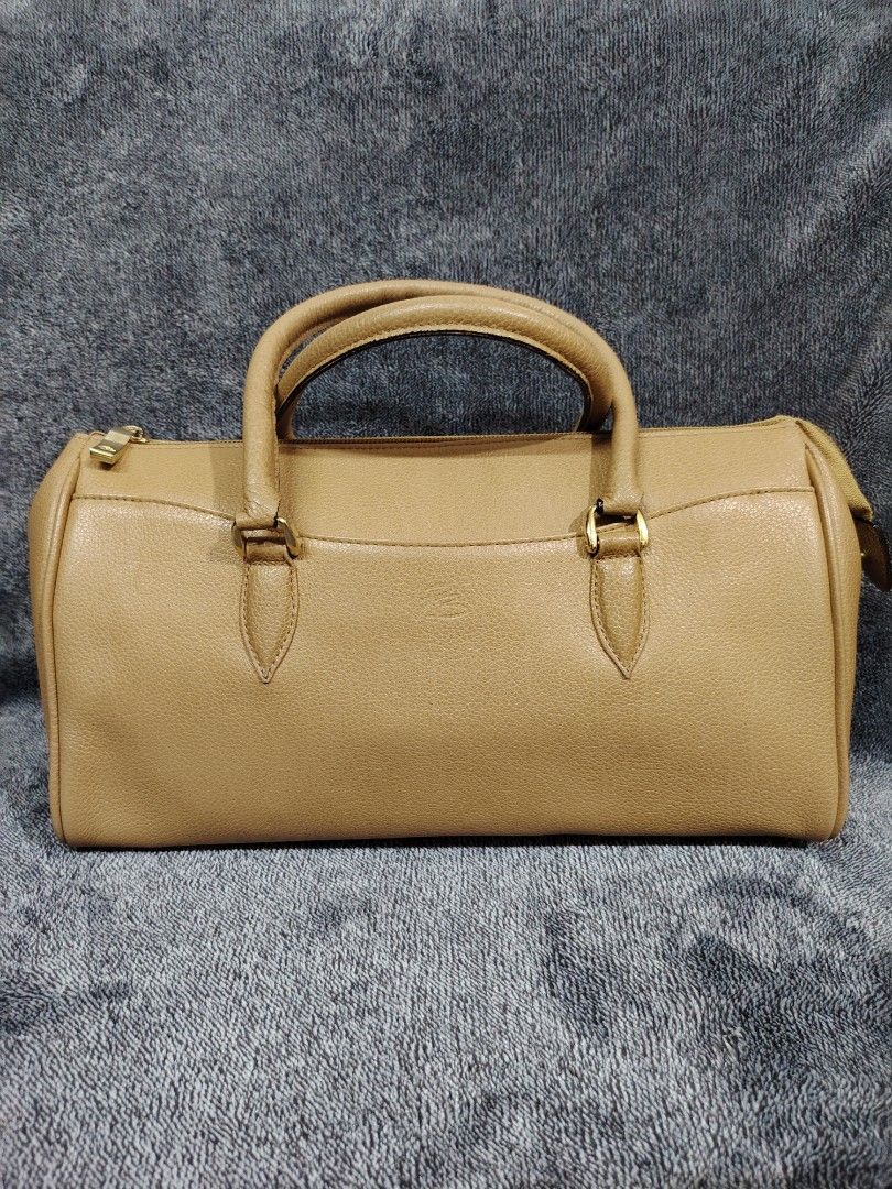Pierre Balmain Tan Leather Handbag (Category: Luxury Bags & Wallets) located in Valenzuela. Submitted by anna.banana10 (Listing ID 1436212313, Image 1). Description: Pierre Balmain handbag Leather material Light lang cya and spacious po No flaws.