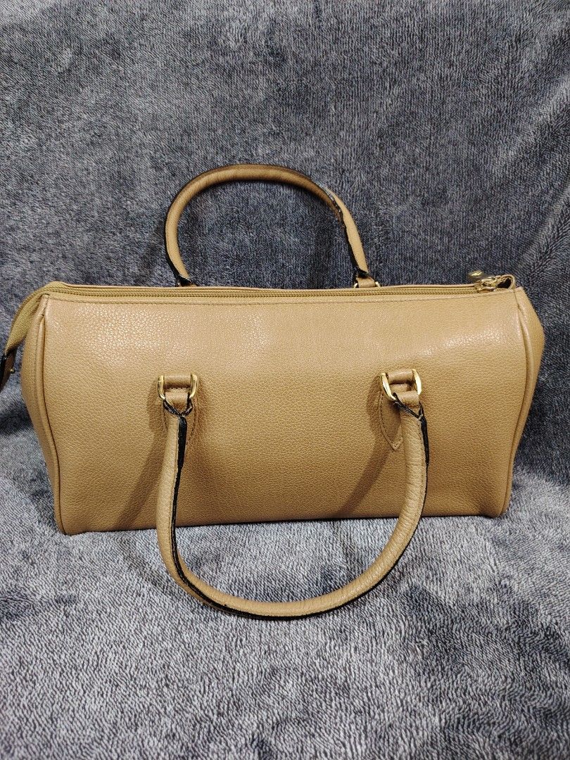 Pierre Balmain Tan Leather Handbag (Category: Luxury Bags & Wallets) located in Valenzuela. Submitted by anna.banana10 (Listing ID 1436212313, Image 3). Description: Pierre Balmain handbag Leather material Light lang cya and spacious po No flaws.