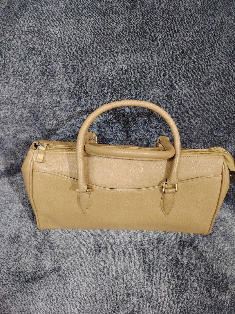 Pierre Balmain Tan Leather Handbag (Category: Luxury Bags & Wallets) located in Valenzuela. Submitted by anna.banana10 (Listing ID 1436212313, Image 2). Description: Pierre Balmain handbag Leather material Light lang cya and spacious po No flaws.