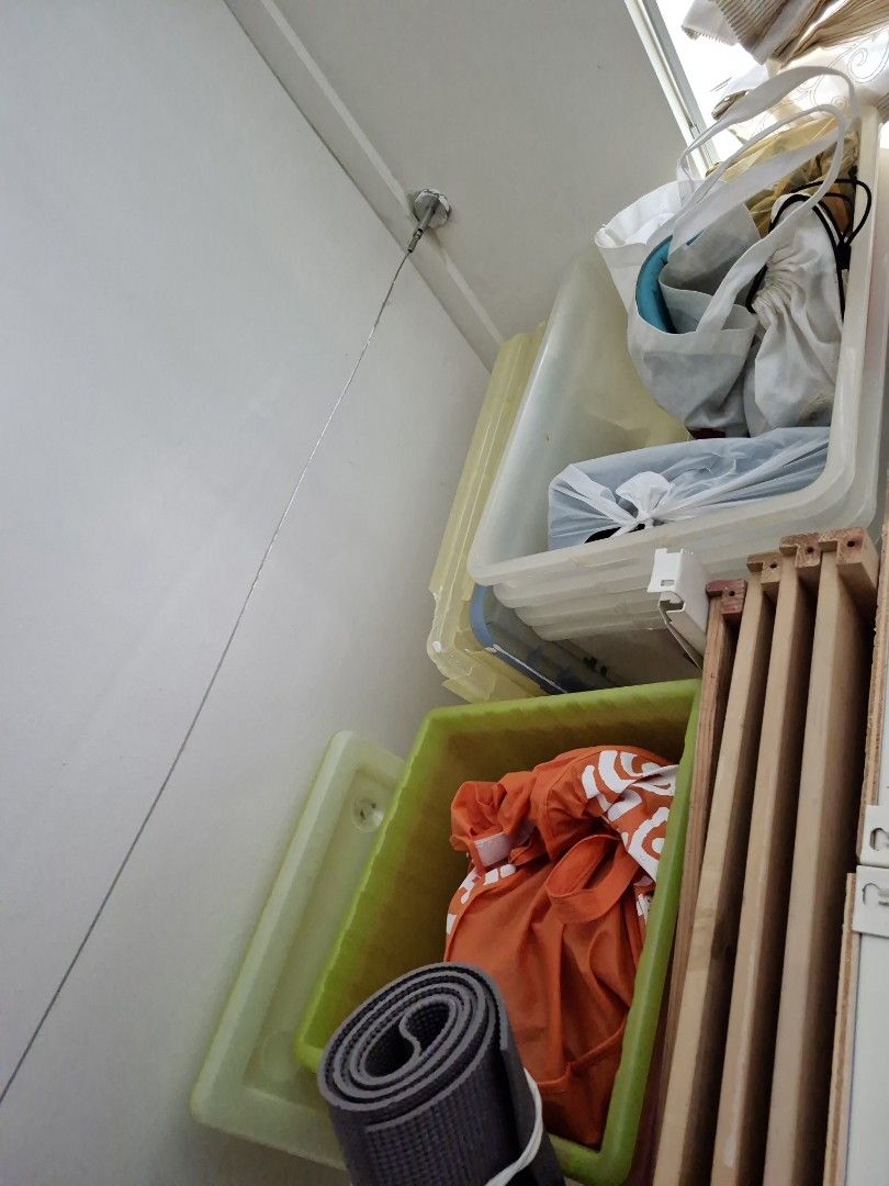 Plastic storage boxes with cover.445608272835399680