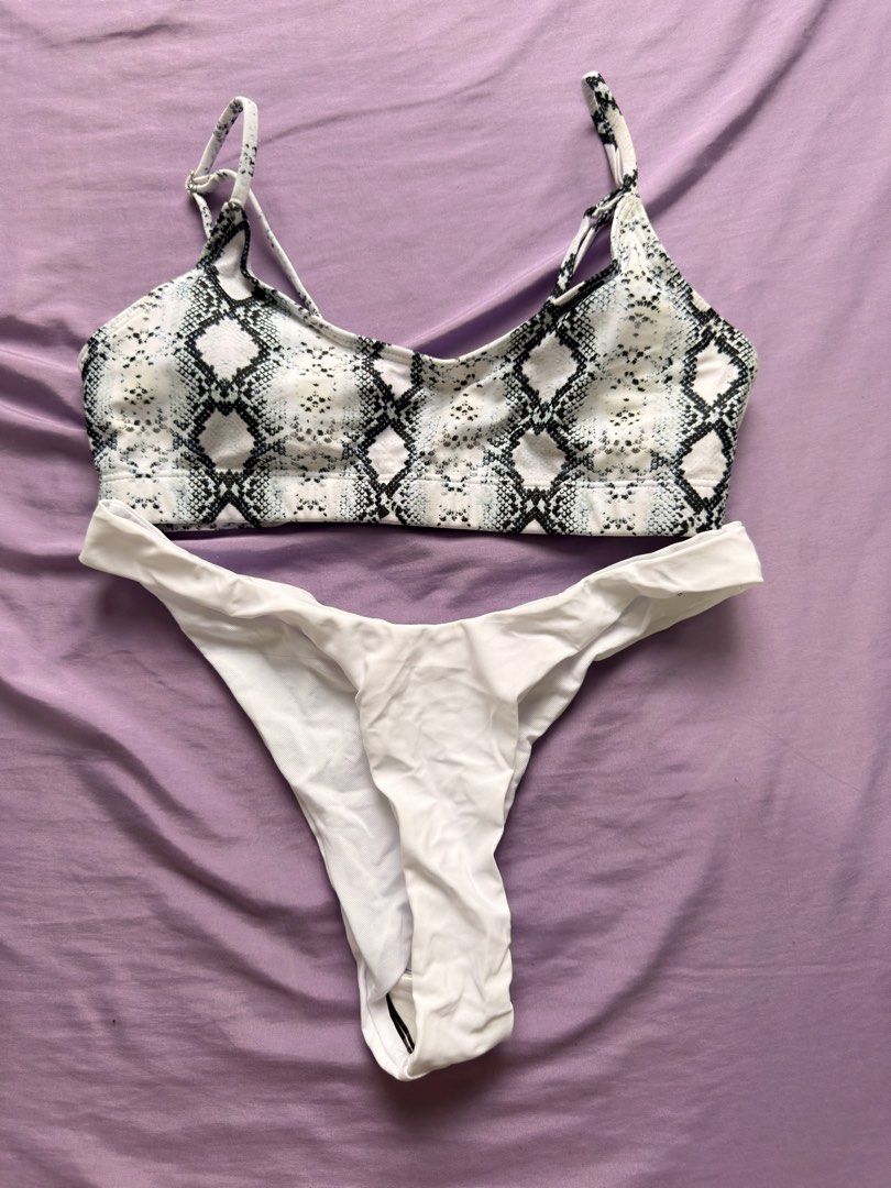 Preloved Clothes (Category: Blouses) located in Quezon City. Submitted by cartnishe (Listing ID 1436250254, Image 3). Description: Selling preloved clothes for affordable price.