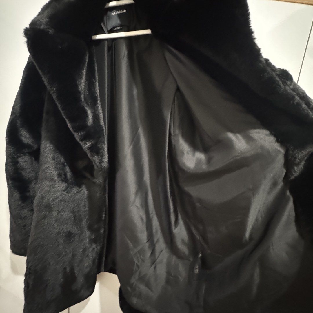 Pull&Bear Black Faux Fur Coat XS (Category: Coats, Jackets and Outerwear) located in Pasig City. Submitted by swiftwhale.3e81de (Listing ID 1436266974, Image 3). Description: - Pull&Bear faux fur coat - Color: Black - Size: XS - super soft fur coat - with black lining - Features: Lapel collar, black lining - Condition: New, never been used, no damage, no flaws - Made in China - RFS: Decluttering - Delivery time: 8pm -11pm only M-F, Weekends - any