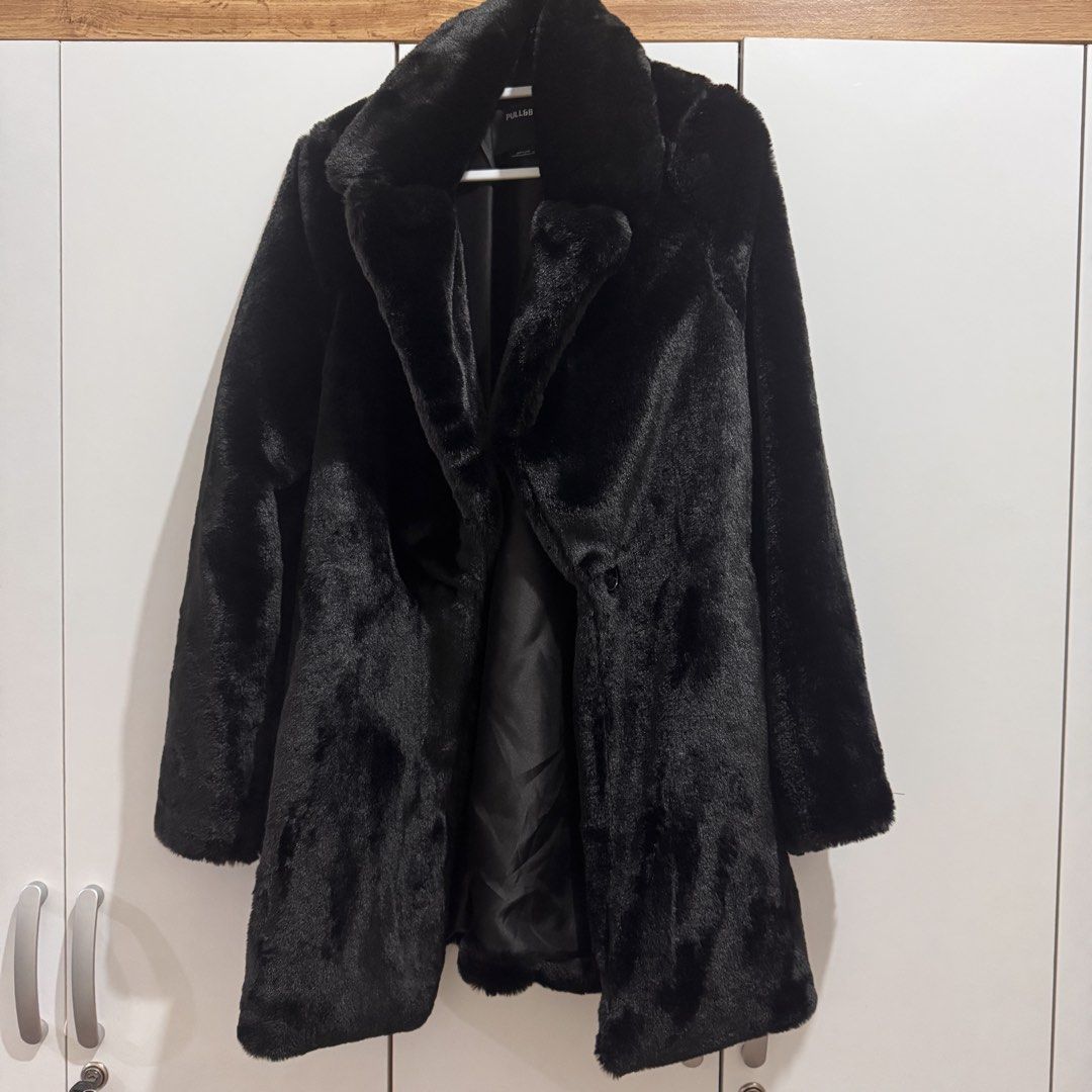 Pull&Bear Black Faux Fur Coat XS (Category: Coats, Jackets and Outerwear) located in Pasig City. Submitted by swiftwhale.3e81de (Listing ID 1436266974, Image 1). Description: - Pull&Bear faux fur coat - Color: Black - Size: XS - super soft fur coat - with black lining - Features: Lapel collar, black lining - Condition: New, never been used, no damage, no flaws - Made in China - RFS: Decluttering - Delivery time: 8pm -11pm only M-F, Weekends - any