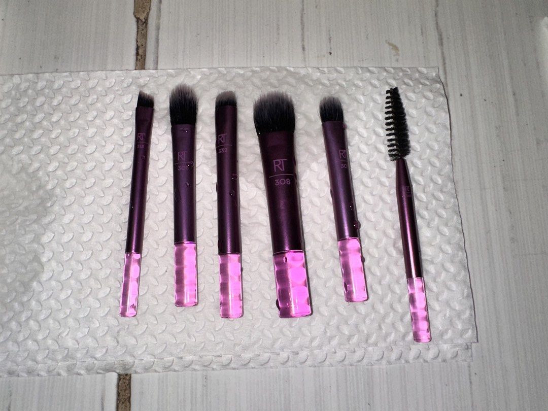 Real Techniques Makeup Brush Set (Category: Makeup) located in Manila. Submitted by alikoriiv (Listing ID 1436170683, Image 1). Description: Rfs: need funds and i don’t really use it much Basa and nakalagay sa tissue paper since i took that picture after cleaning. You can ask for more pics if you’d like regarding its condition. Inclusions - pouch - mismong box of brushes Loc: marikina.