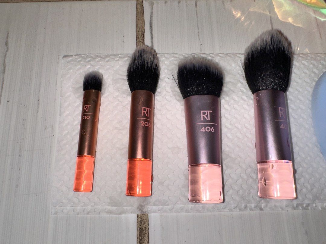 Real Techniques Makeup Brush Set (Category: Makeup) located in Manila. Submitted by alikoriiv (Listing ID 1436170683, Image 2). Description: Rfs: need funds and i don’t really use it much Basa and nakalagay sa tissue paper since i took that picture after cleaning. You can ask for more pics if you’d like regarding its condition. Inclusions - pouch - mismong box of brushes Loc: marikina.