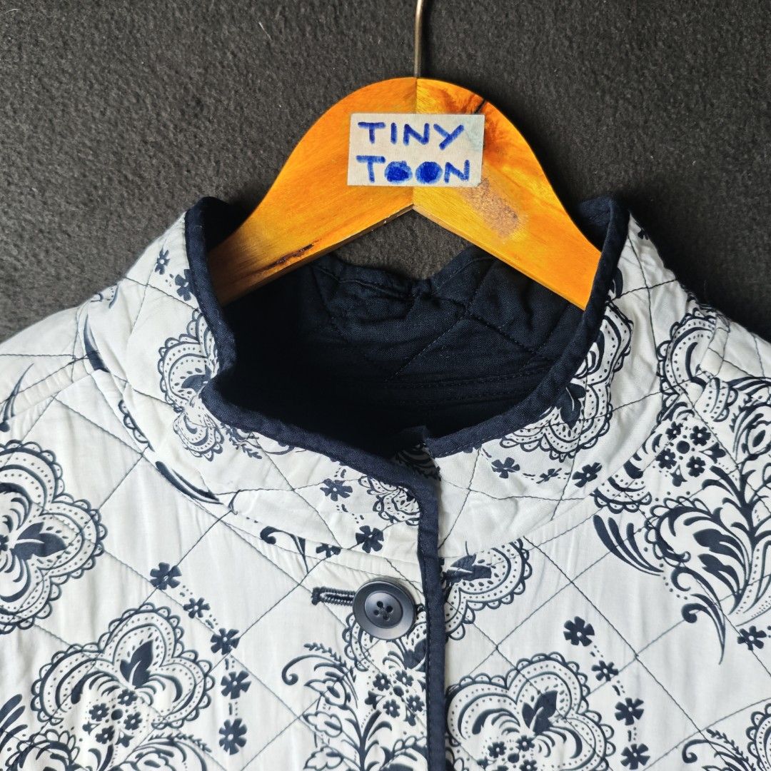 Reversible Quilted Jacket (Category: Coats, Jackets and Outerwear) located in Manila. Submitted by tinytoonthriftshop (Listing ID 1436114200, Image 3). Description: Brand : Unknown Size on tag : 📏 Width x Length : 23x27 Issue : NEED WASH Condition : GOOD 💰 Price : 299 📌 NOTE: Actual color may slightly vary due to lighting and camera. PAYMENT: Gcash / BPI / Maya 📍 Pinagbuhatan, Pasig City 🚚 Delivery: • Same day (book your own rider) • J&T ❗ F