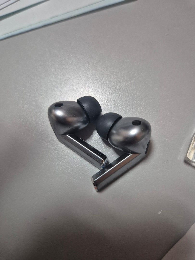 SAMSUNG buds 3 pro silver (original) (Category: Earphones) located in Las Pinas. Submitted by meguuu. (Listing ID 1436102809, Image 3). Description: Blade-stem design with customizable "Blade Lights".Audio: 2-way speaker, dual amplifier, and 24-bit/96kHz SSC (Samsung Seamless Codec). Noise Control: Adaptive ANC, Ambient Sound, and AI-powered Voice Detect. Battery:ANC On: Up to 6 hours (buds) / 26 hours (case).ANC Off: Up to 7 hours (buds) / 30 ho