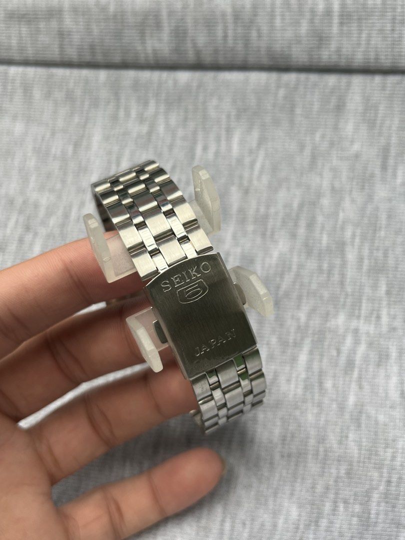 SEIKO 5 21 JEWELS AUTOMATIC WATCH (Category: Men's Watches) located in Manila. Submitted by aihzenbalt91094 (Listing ID 1436100252, Image 3). Description: - SEIKO 5 21 JEWELS - 37 MM - WITH DAY/DATE - AUTOMATIC - JAPAN SOURCE - HEAVY/HEAVY STRAP - DOUBLE LOCK - WATER RESISTANT - WORKING - AS NEW - NO ISSUE - WITH BOX IF CLAIM - CLAIM 1,500.