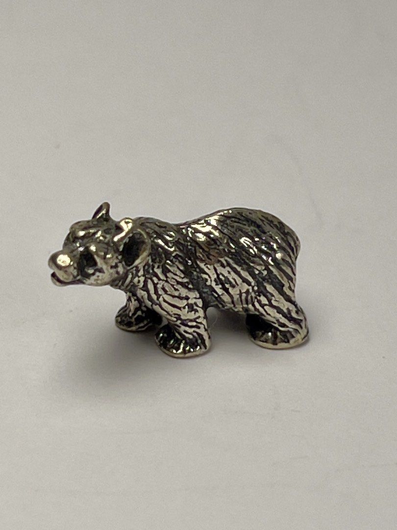 Solid silver miniature （分類：復古收藏品）位於 Hong Kong。 由 sideways_creations 提交（商品編號 1436200302，圖片 4）。簡介： Two Tiny bears Sitting one: 925 silver Standing one; 800 silver 。