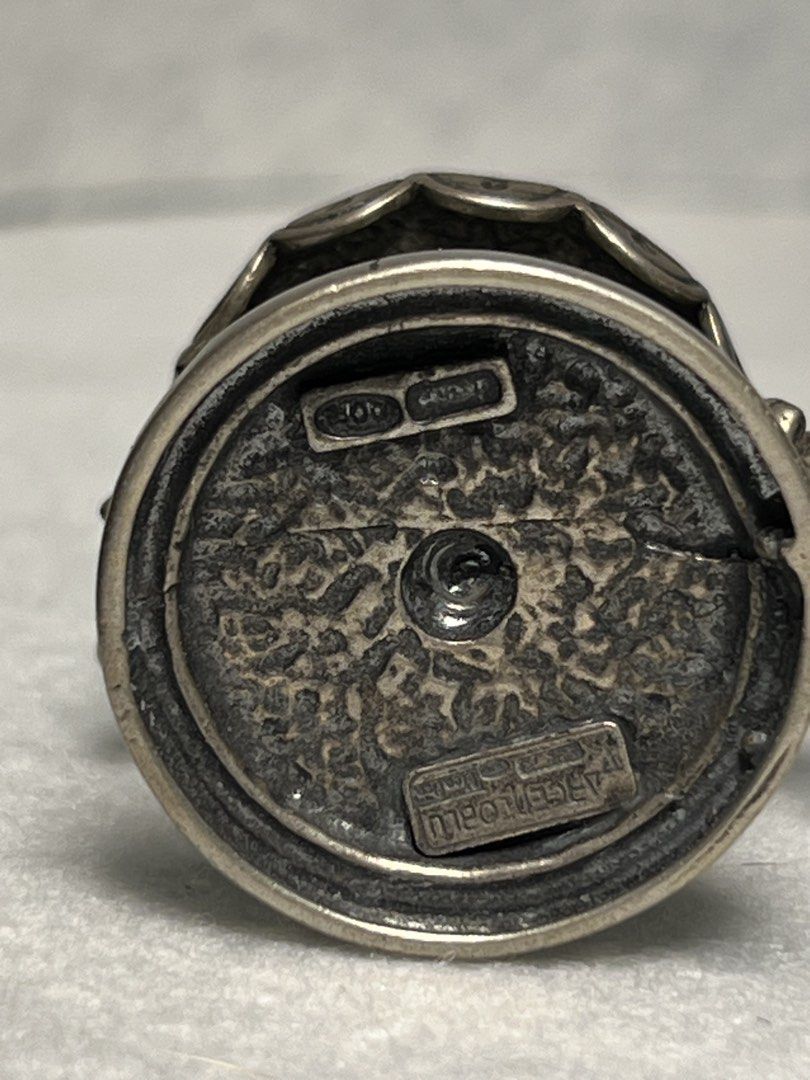 Solid silver miniature （分類：復古收藏品）位於 Hong Kong。 由 sideways_creations 提交（商品編號 1436205355，圖片 4）。簡介： Mary-go-round Able to spin Horses are movable 800 silver with silver mark 。