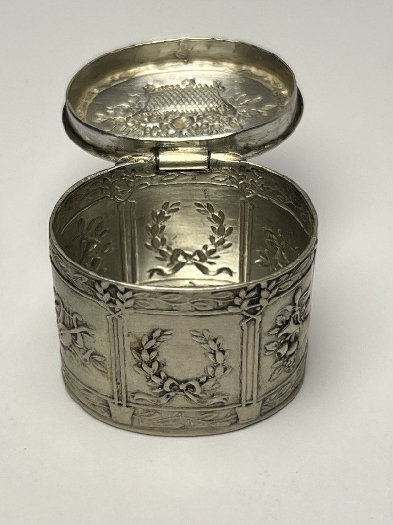 Solid Silver Trinket Box （分類：復古收藏品）位於 Hong Kong。 由 sideways_creations 提交（商品編號 1436209528，圖片 4）。簡介： 19th century Antique Clear British Silver Marks on the bottom Excellent condition Can close tight Different embossed details all over the box, great craftsmanship Oval shape For little accessories, pill, or just a beautiful decoration 。