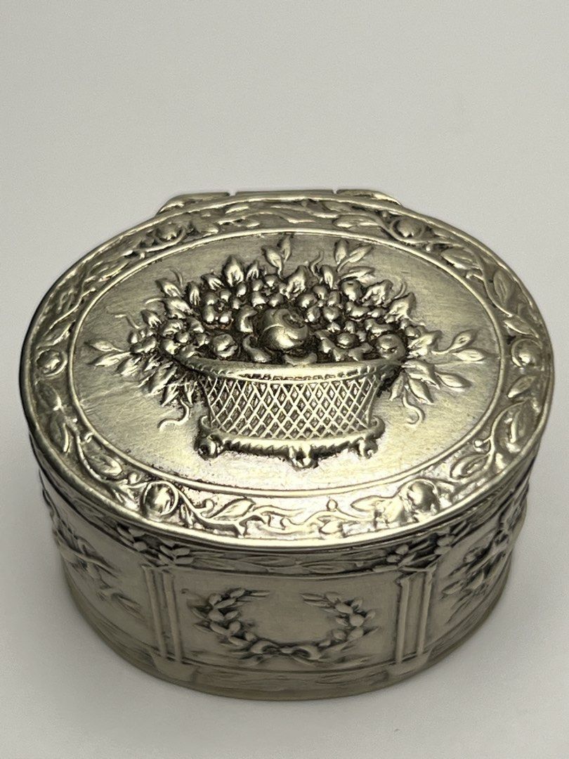 Solid Silver Trinket Box （分類：復古收藏品）位於 Hong Kong。 由 sideways_creations 提交（商品編號 1436209528，圖片 1）。簡介： 19th century Antique Clear British Silver Marks on the bottom Excellent condition Can close tight Different embossed details all over the box, great craftsmanship Oval shape For little accessories, pill, or just a beautiful decoration 。
