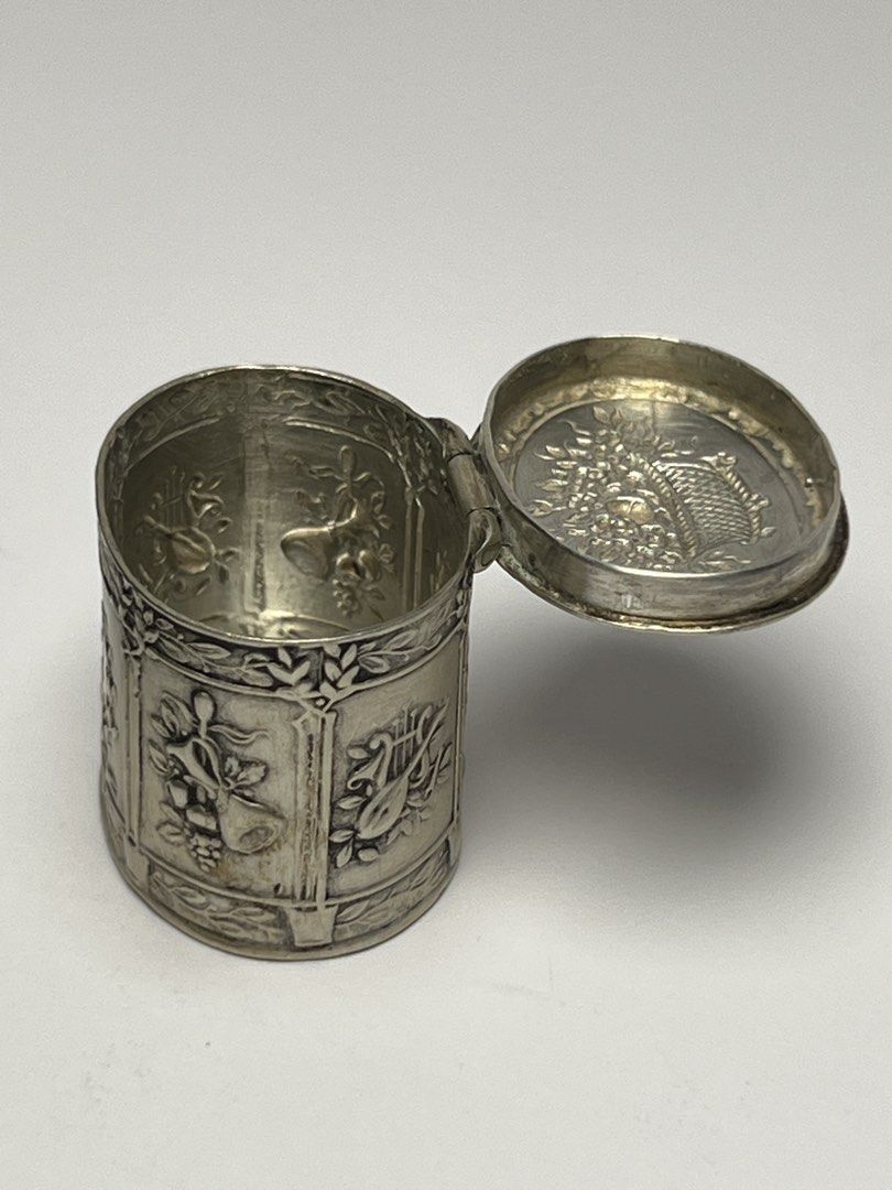 Solid Silver Trinket Box （分類：復古收藏品）位於 Hong Kong。 由 sideways_creations 提交（商品編號 1436209528，圖片 5）。簡介： 19th century Antique Clear British Silver Marks on the bottom Excellent condition Can close tight Different embossed details all over the box, great craftsmanship Oval shape For little accessories, pill, or just a beautiful decoration 。