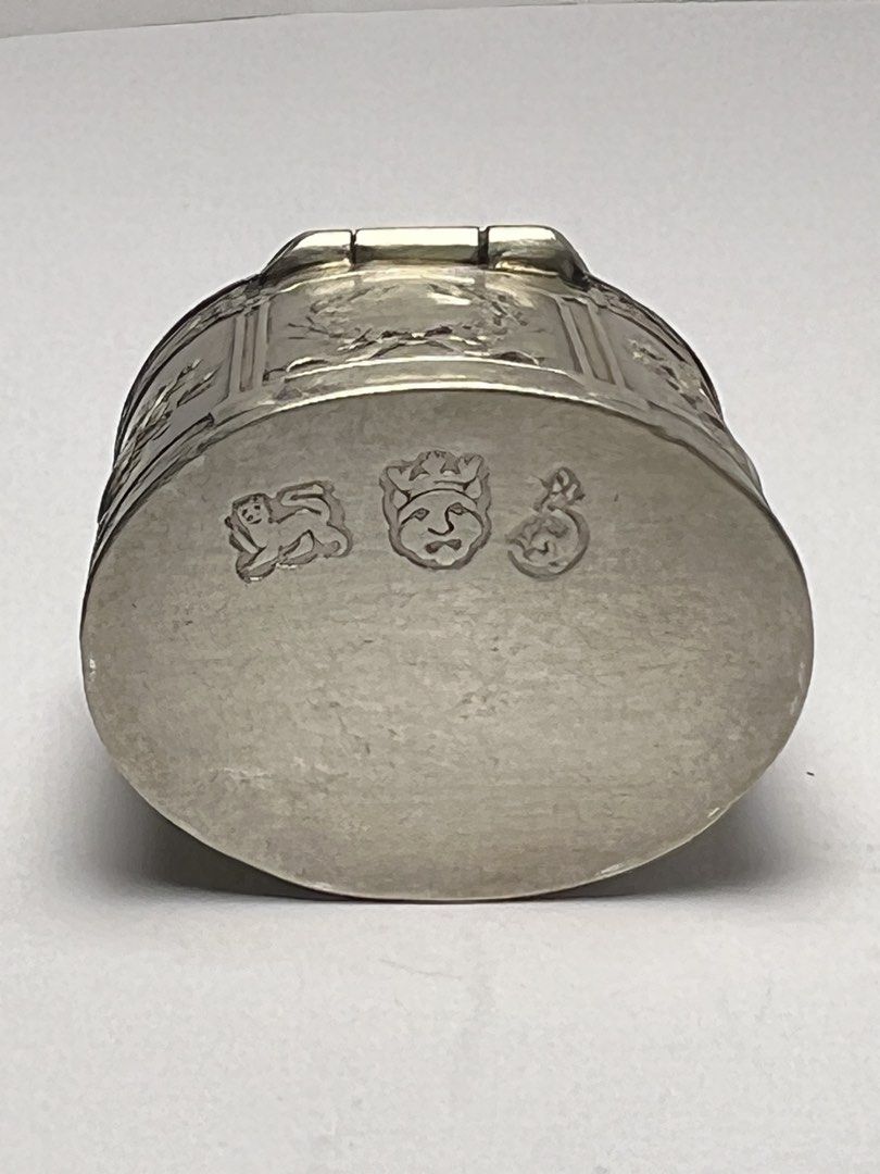 Solid Silver Trinket Box （分類：復古收藏品）位於 Hong Kong。 由 sideways_creations 提交（商品編號 1436209528，圖片 7）。簡介： 19th century Antique Clear British Silver Marks on the bottom Excellent condition Can close tight Different embossed details all over the box, great craftsmanship Oval shape For little accessories, pill, or just a beautiful decoration 。