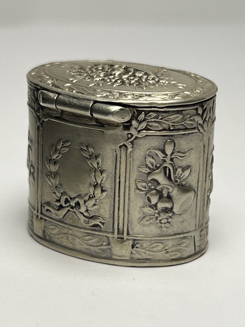 Solid Silver Trinket Box （分類：復古收藏品）位於 Hong Kong。 由 sideways_creations 提交（商品編號 1436209528，圖片 2）。簡介： 19th century Antique Clear British Silver Marks on the bottom Excellent condition Can close tight Different embossed details all over the box, great craftsmanship Oval shape For little accessories, pill, or just a beautiful decoration 。