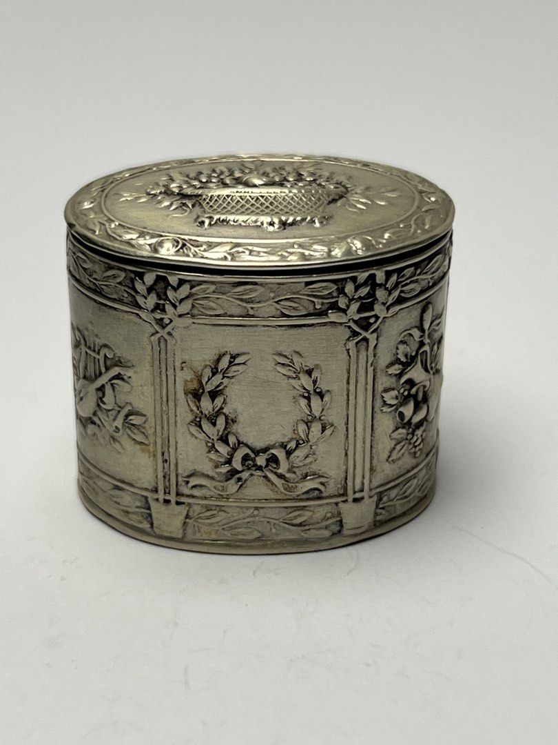 Solid Silver Trinket Box （分類：復古收藏品）位於 Hong Kong。 由 sideways_creations 提交（商品編號 1436209528，圖片 6）。簡介： 19th century Antique Clear British Silver Marks on the bottom Excellent condition Can close tight Different embossed details all over the box, great craftsmanship Oval shape For little accessories, pill, or just a beautiful decoration 。