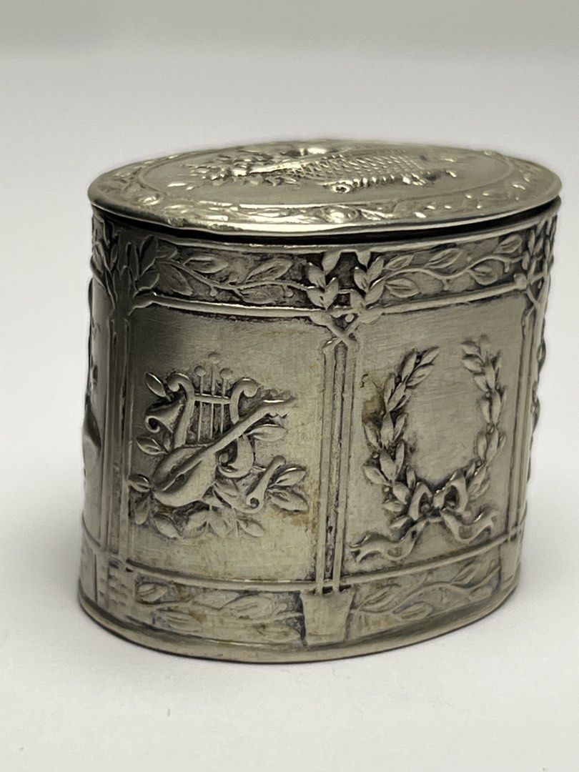 Solid Silver Trinket Box （分類：復古收藏品）位於 Hong Kong。 由 sideways_creations 提交（商品編號 1436209528，圖片 3）。簡介： 19th century Antique Clear British Silver Marks on the bottom Excellent condition Can close tight Different embossed details all over the box, great craftsmanship Oval shape For little accessories, pill, or just a beautiful decoration 。