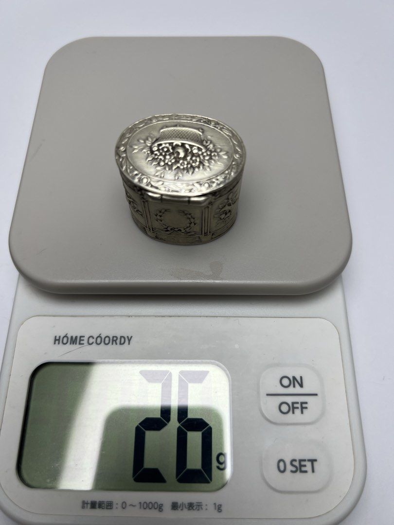 Solid Silver Trinket Box （分類：復古收藏品）位於 Hong Kong。 由 sideways_creations 提交（商品編號 1436209528，圖片 8）。簡介： 19th century Antique Clear British Silver Marks on the bottom Excellent condition Can close tight Different embossed details all over the box, great craftsmanship Oval shape For little accessories, pill, or just a beautiful decoration 。