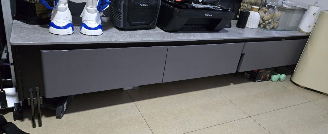 Solid TV console445470965929103360