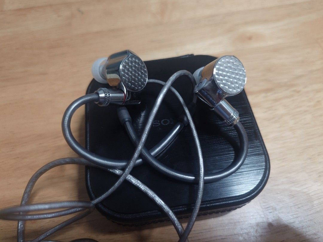 Sony IER-Z1R (Category: Earphones) located in Quezon City. Submitted by yannie0218 (Listing ID 1436226735, Image 3). Description: Sony IER-Z1R Signature Series In-ear Headphones with original case for full specs: https://www.sony.com.ph/electronics/hd-headphones/ier-z1r.