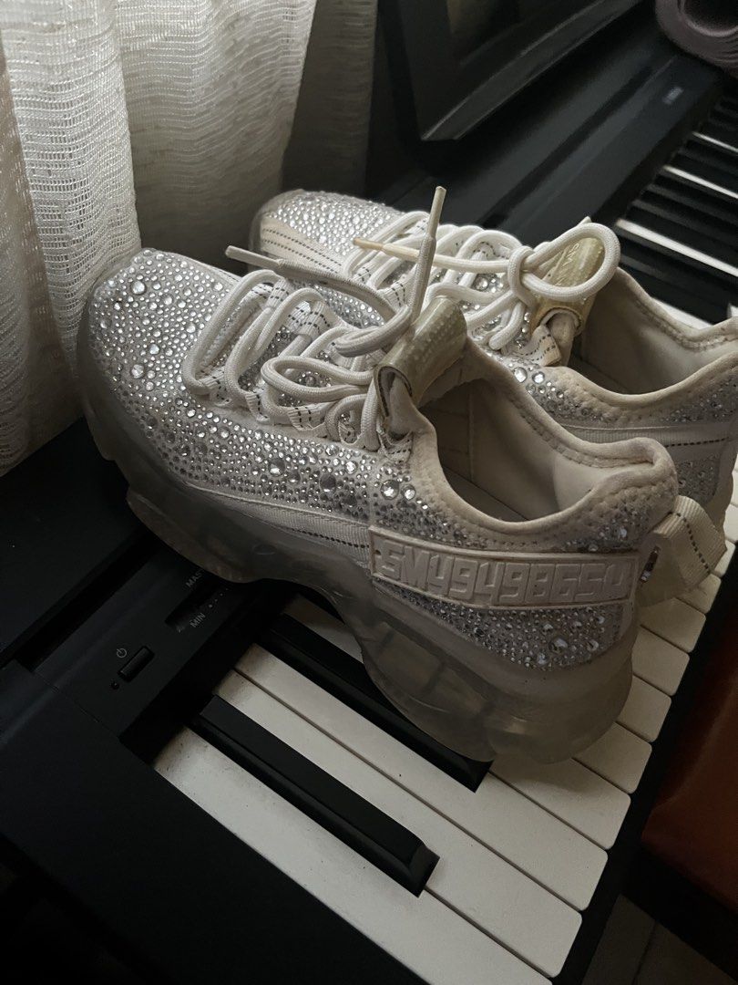 Steve Madden Sneakers Maxima-R in Light Beige (Category: Sneakers) located in Manila. Submitted by bronds (Listing ID 1436189929, Image 2). Description: Never been used, but signs of storage.