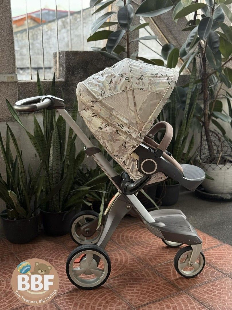 Stokke Xplory Baby Stroller Luxury Stroller (Category: Strollers) located in Valenzuela. Submitted by jmalano (Listing ID 1436197216, Image 2). Description: ₱4500.00 (Selling low, fixed price) Stokke Xplory -Used/Secondhand/Preloved -3 months to 4 years old -Load limit 44lbs -Reversible seat -High seat -Removable newborn insert -Needs cleaning -Signs of usage * Posted price is fixed and non-negotiable. #prelovedbabystroller #prelovedph #babyessen