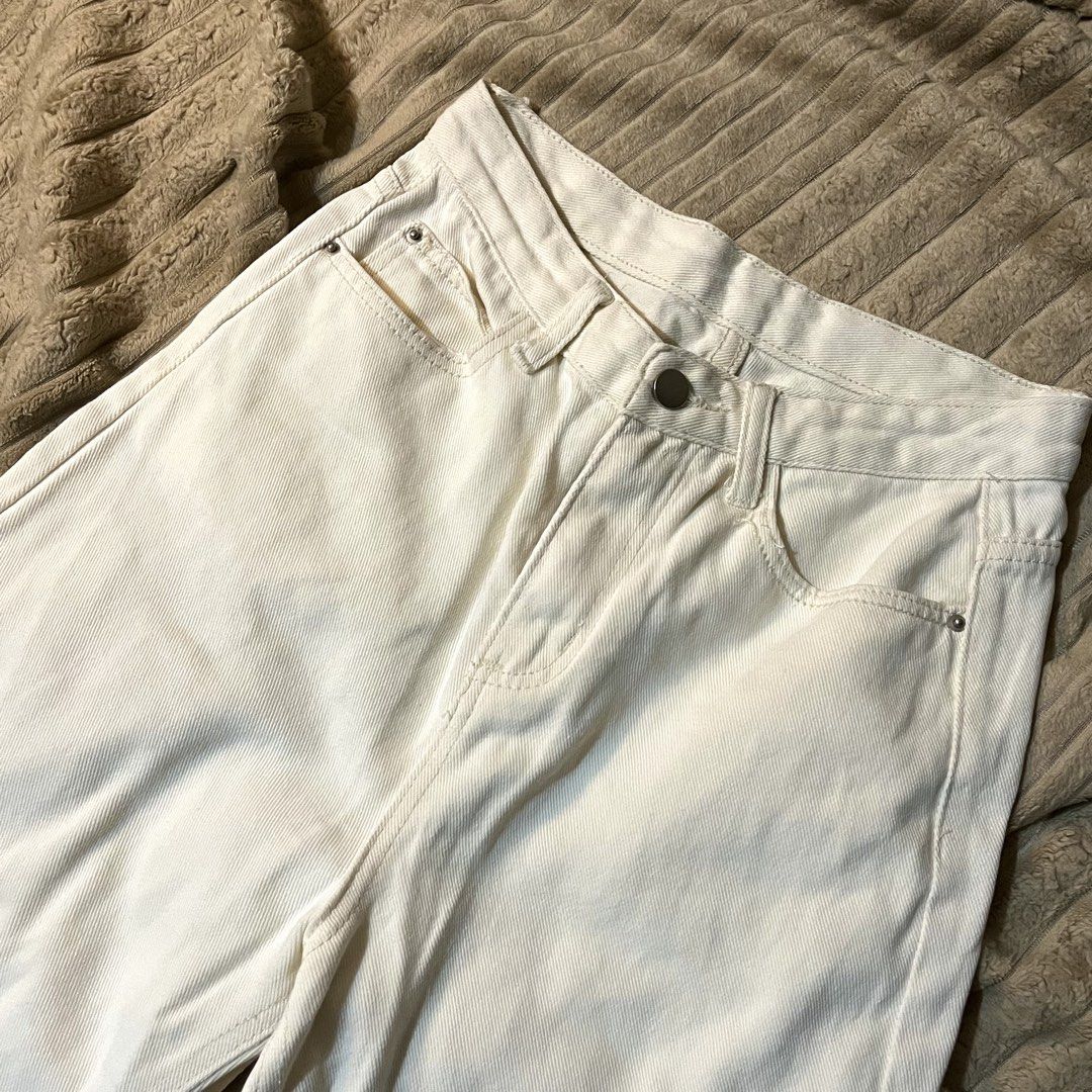 Straight Cut White Jeans Highwaist (Category: Jeans) located in Rizal. Submitted by everything.threads (Listing ID 1436132609, Image 2). Description: 📌 Details Size: 25-27 MOP: GCash / Bank Transfer MOD: J&T / Lalamove Loc: Montalban Rizal .