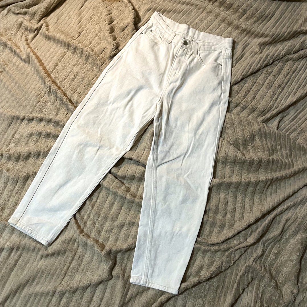 Straight Cut White Jeans Highwaist (Category: Jeans) located in Rizal. Submitted by everything.threads (Listing ID 1436132609, Image 1). Description: 📌 Details Size: 25-27 MOP: GCash / Bank Transfer MOD: J&T / Lalamove Loc: Montalban Rizal .