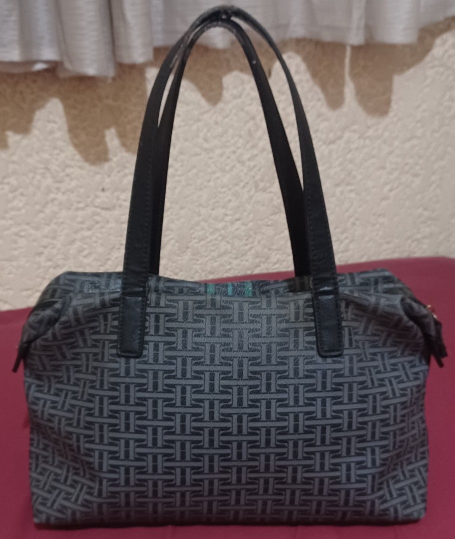 Tommy Hilfiger TH monogram tote bag, (Category: Luxury Bags & Wallets) located in Quezon City. Submitted by wjmae (Listing ID 1436151630, Image 2). Description: This Tommy Hilfiger TH monogram tote bag, featuring a central stripe and circular logo plaque, Note: ⚠️ minor issues seen on the last 2 images attached.