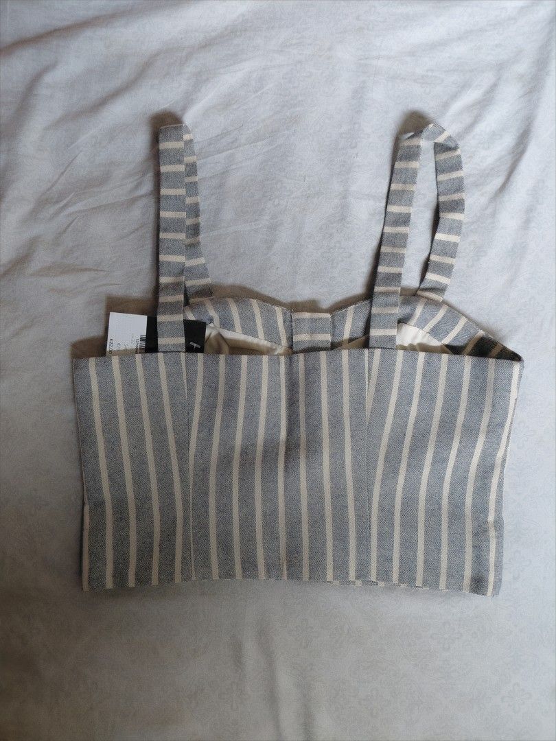 Topshop Striped Sleeveless Top (Category: Blouses) located in Cainta. Submitted by projectunoph (Listing ID 1436173423, Image 2). Description: - Topshop Sleeveless Top - Striped design - Button details - Includes brand and size tags - Size: UK 4 - Made in Vietnam.