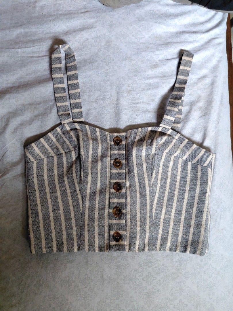 Topshop Striped Sleeveless Top (Category: Blouses) located in Cainta. Submitted by projectunoph (Listing ID 1436173423, Image 1). Description: - Topshop Sleeveless Top - Striped design - Button details - Includes brand and size tags - Size: UK 4 - Made in Vietnam.