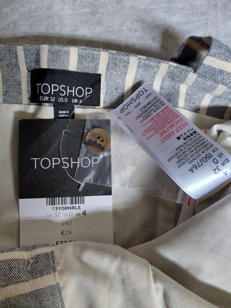 Topshop Striped Sleeveless Top (Category: Blouses) located in Cainta. Submitted by projectunoph (Listing ID 1436173423, Image 3). Description: - Topshop Sleeveless Top - Striped design - Button details - Includes brand and size tags - Size: UK 4 - Made in Vietnam.