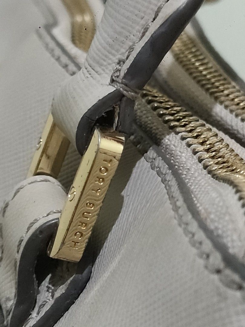 Tory Burch (Category: Luxury Bags & Wallets) located in Sindangan. Submitted by branden_line (Listing ID 1436281008, Image 2). Description: Tory Burch sapiano leather color:light grey ykk zipper with silicon tag.