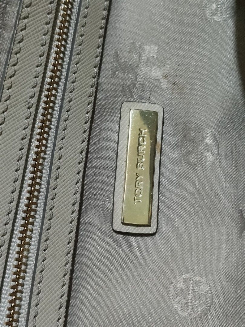 Tory Burch (Category: Luxury Bags & Wallets) located in Sindangan. Submitted by branden_line (Listing ID 1436281008, Image 3). Description: Tory Burch sapiano leather color:light grey ykk zipper with silicon tag.