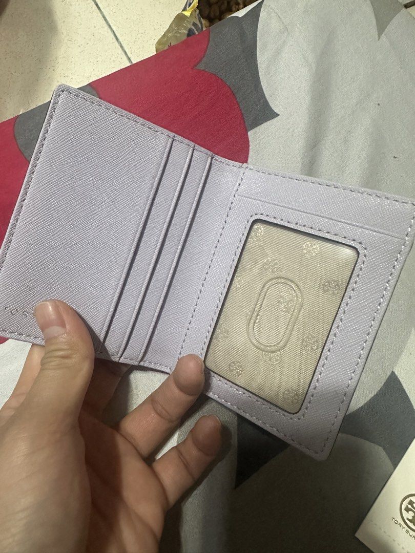 Tory Burch Emerson foldable card case (Category: Luxury Bags & Wallets) located in Baliuag. Submitted by katebartolo12 (Listing ID 1436250271, Image 2). Description: .