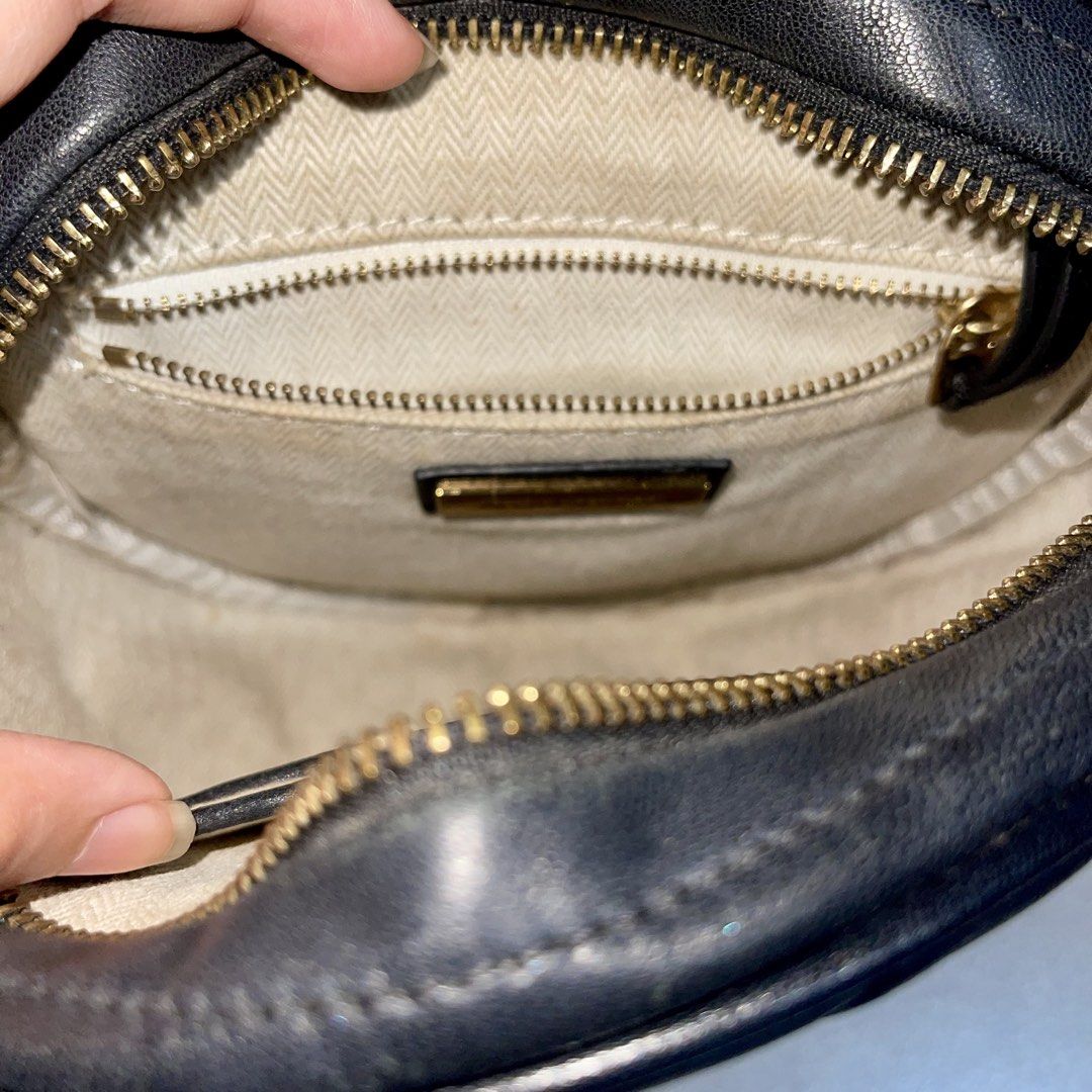 Tory Burch sling bag (Category: Shoulder Bags) located in Antipolo. Submitted by hatd0gger (Listing ID 1436222343, Image 2). Description: Pre-loved Tory Burch sling bag Price: 4k (negotiable) 🔹Round Sling bag in black color 🔹Nice in actual 🔹Gold hardware still shiny (most not tarnished) 🔹Dimensions: length (7 inches), width (bottom - 2.5 inches) 🔹With free half transparent generic dust bag RFS: Decluttering .
