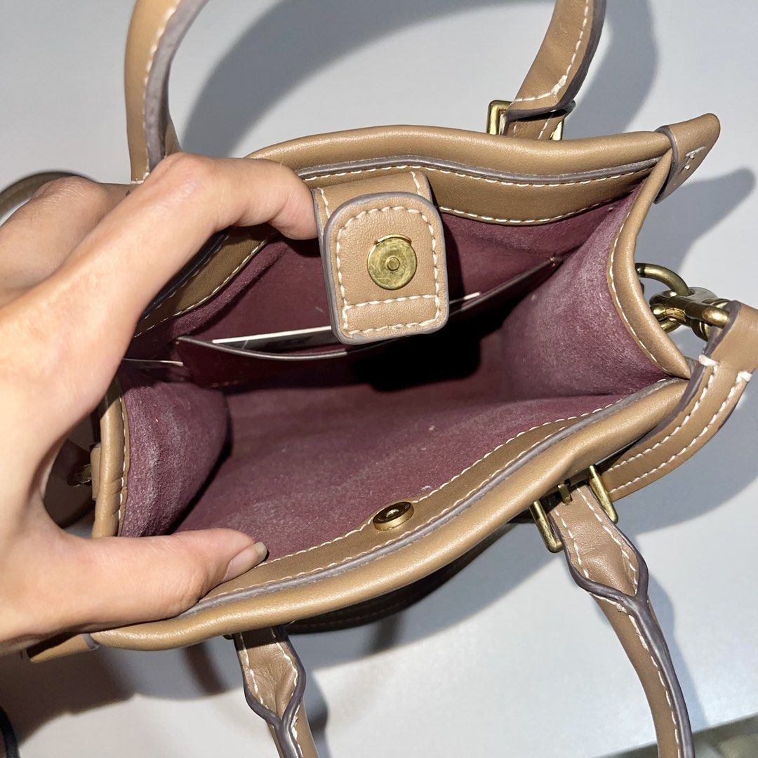 Tory Burch sling bag (Category: Shoulder Bags) located in Antipolo. Submitted by hatd0gger (Listing ID 1436222589, Image 2). Description: Pre-loved Tory Burch sling bag Price: 4k (negotiable) 🔹Trendy sling bag convertible to hand bag 🔹Dimensions: height (7 inches), width (6 inches) 🔹With free half transparent generic dust bag RFS: Decluttering .